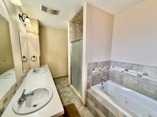 Building Photo - 953 San Miguel St