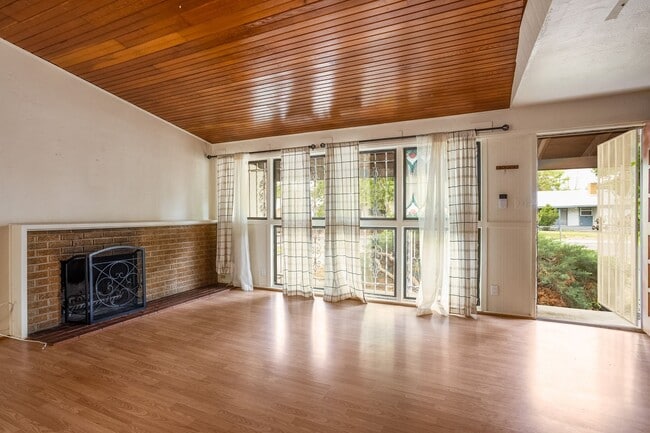 Building Photo - Centrally Located 3 Bedroom 1 Bathroom In ...