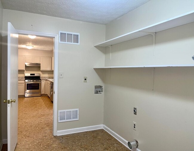 Building Photo - 3 Bed/2 Bath Ranch W/ Granite Counters & SS Appliances!