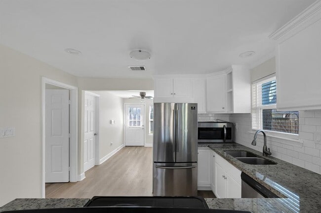 Building Photo - 632 E 38th St