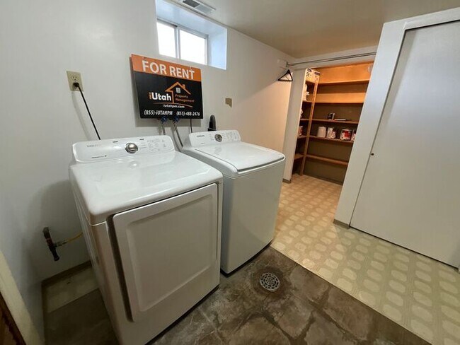 Building Photo - 4 Bedroom 2 Bath 2 Car Garage Home- Dog Friendly and RV parking.
