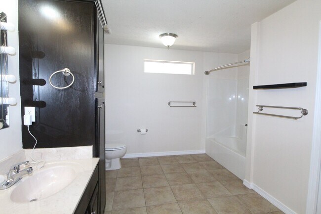 Building Photo - 3BR/2BA Gulf Breeze Brick Home in Oak Pointe with Vaulted Ceilings, Open Layout, Fenced Yard & La...