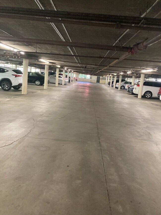covered parking - 5535 Canoga Ave