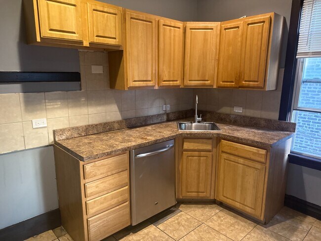 Building Photo - Updated 3-Bedroom Home in South Chicago – ...