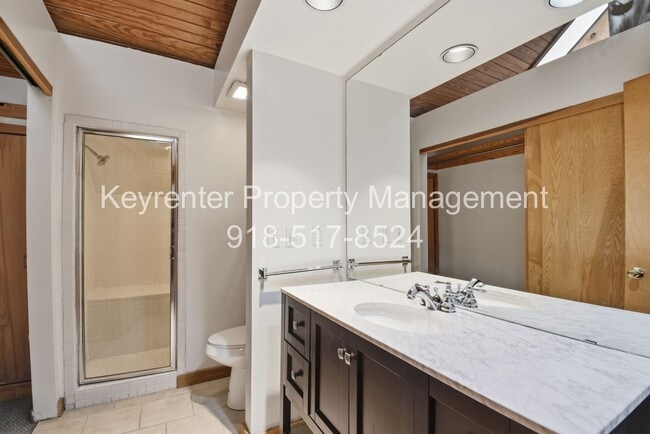 Building Photo - 2 Bed 2.5 Bath Right off Cherry Street!!