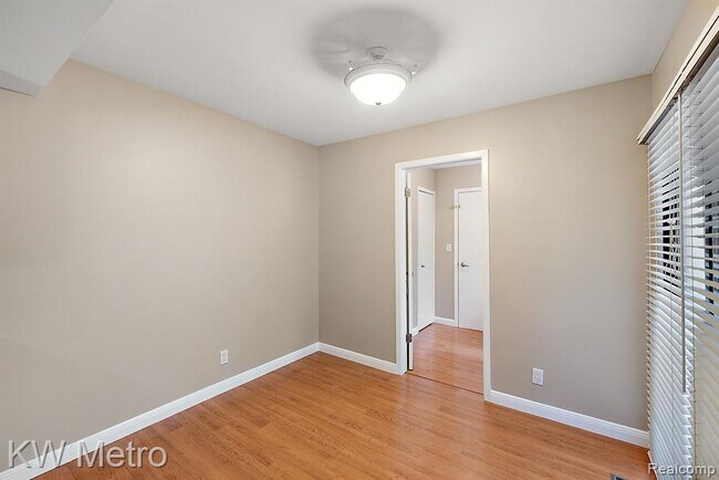 Building Photo - 5652 Drake Hollow Dr E