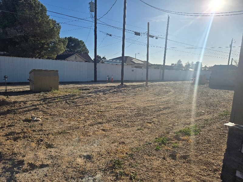 Building Photo - 512 S Hackberry St