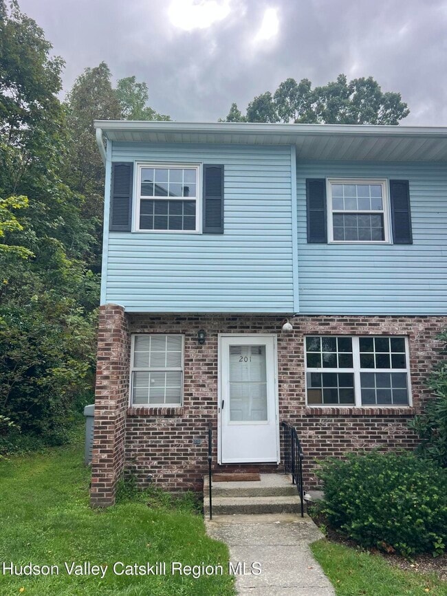 Primary Photo - 201 Briarwood Ct