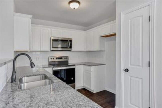 Building Photo - 243 W Forest Ave