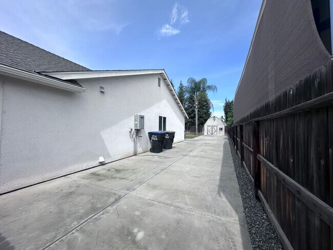 Building Photo - NW Visalia Home Coming Soon!