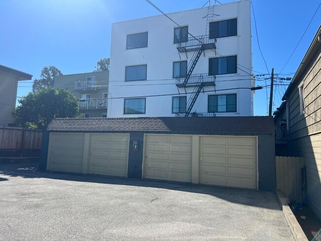 Building Photo - 1217 Capuchino Ave