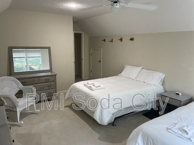 Building Photo - 10 Old Woodlands Ct