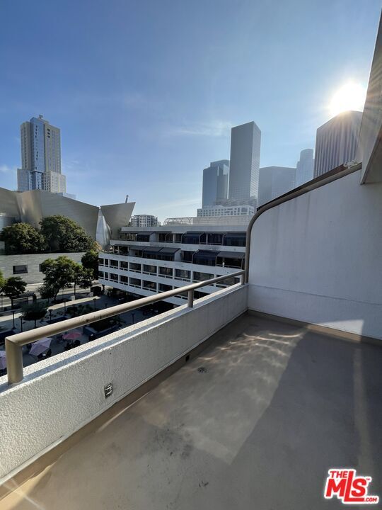 Building Photo - 121 S Hope St