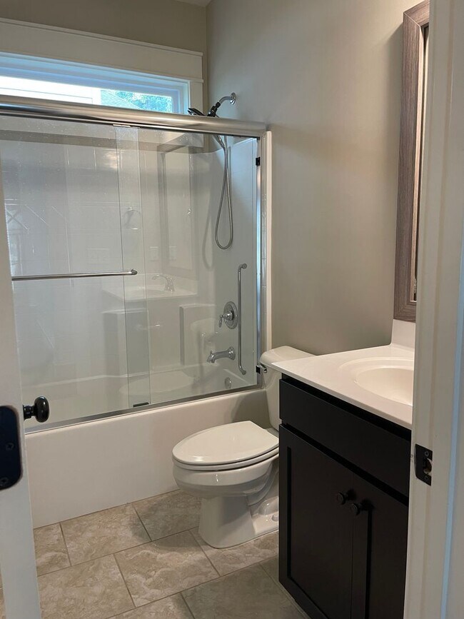 Building Photo - One level home with 2 Car Garage!