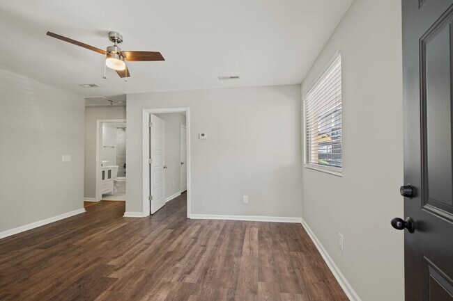 Building Photo - 2BR available now in quadplex, downtown ne...