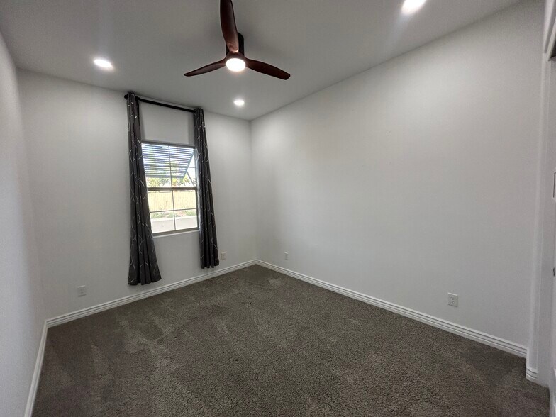 Building Photo - 8731 W Wagon Wheel Dr