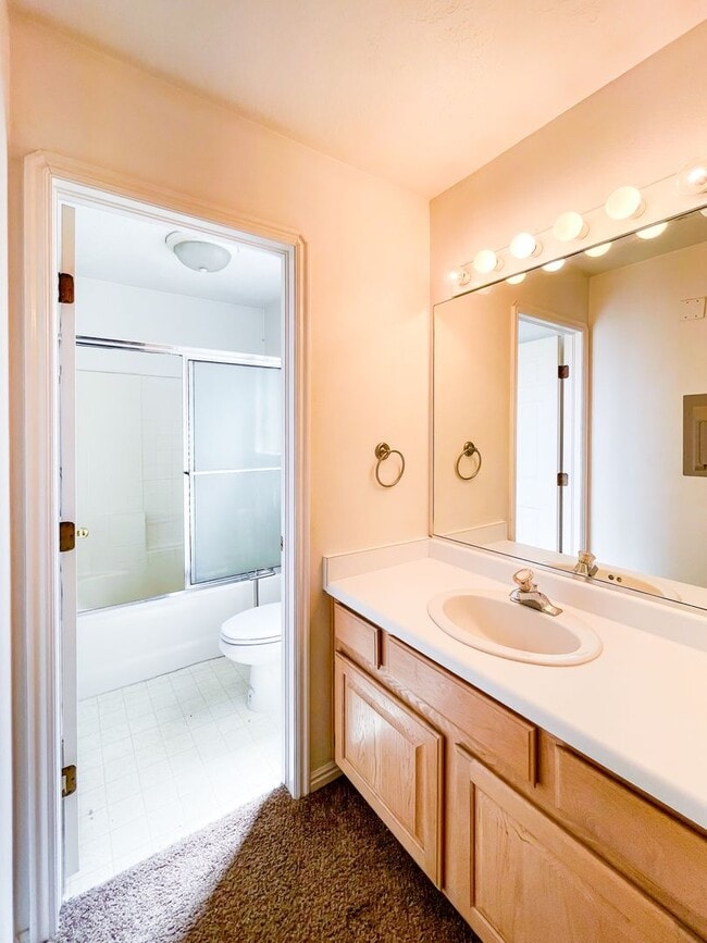 Building Photo - Charming 2 Bedroom Home in Prime Location Near Schools & Shopping