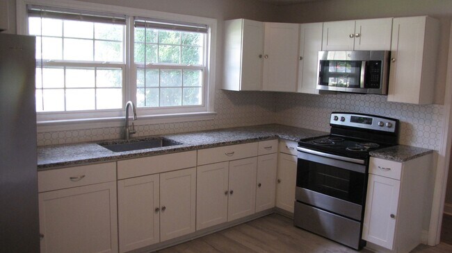 Building Photo - Charming 3 Bedroom, 1 Bathroom Home