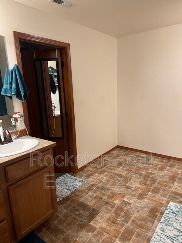 Building Photo - 18119 E Mansfield Ave