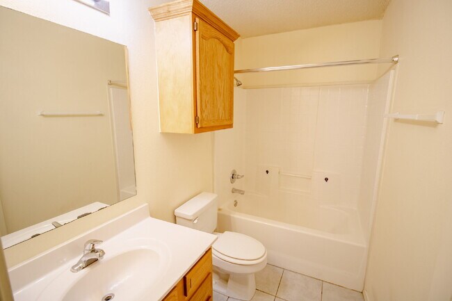 Building Photo - 3/2/2 Tucked Away in a Quiet Cul-de-Sac