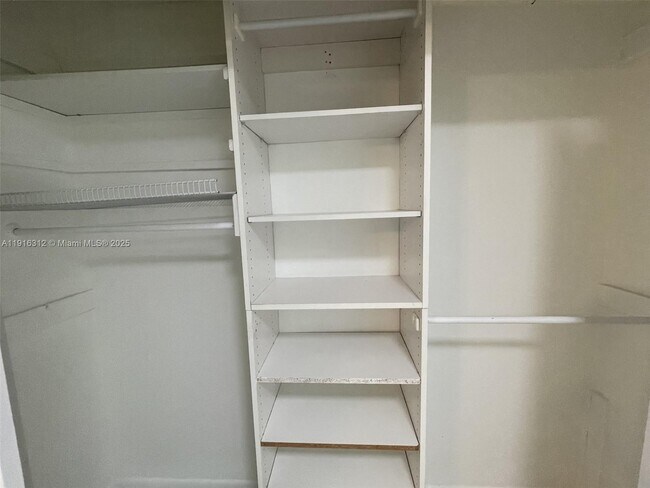 Building Photo - 2652 Riverside Dr