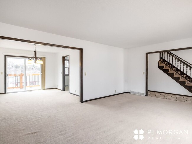 Building Photo - 3 Bed 3 Bath Duplex - Available now