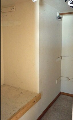 walk-in closest - 14849 Ripton Rd