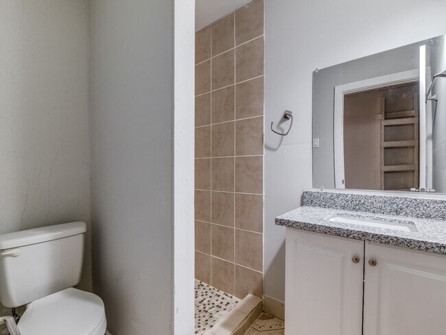 Building Photo - 411 Gober St