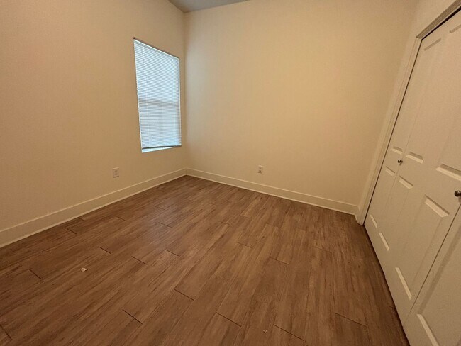 Building Photo - 1717/19 Hickory Creek