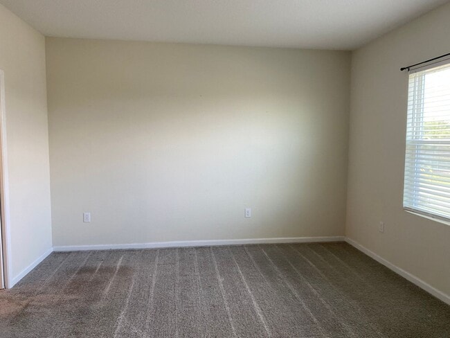 Building Photo - GATED 3 BR/2.5 TOWNHOUSE