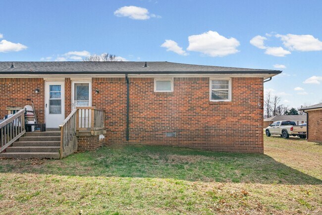 Building Photo - 111 Tandy Dr