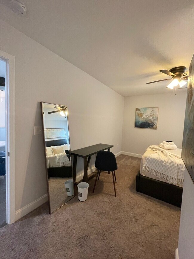 Building Photo - Beautifully Furnished 4-Bedroom Home with ...