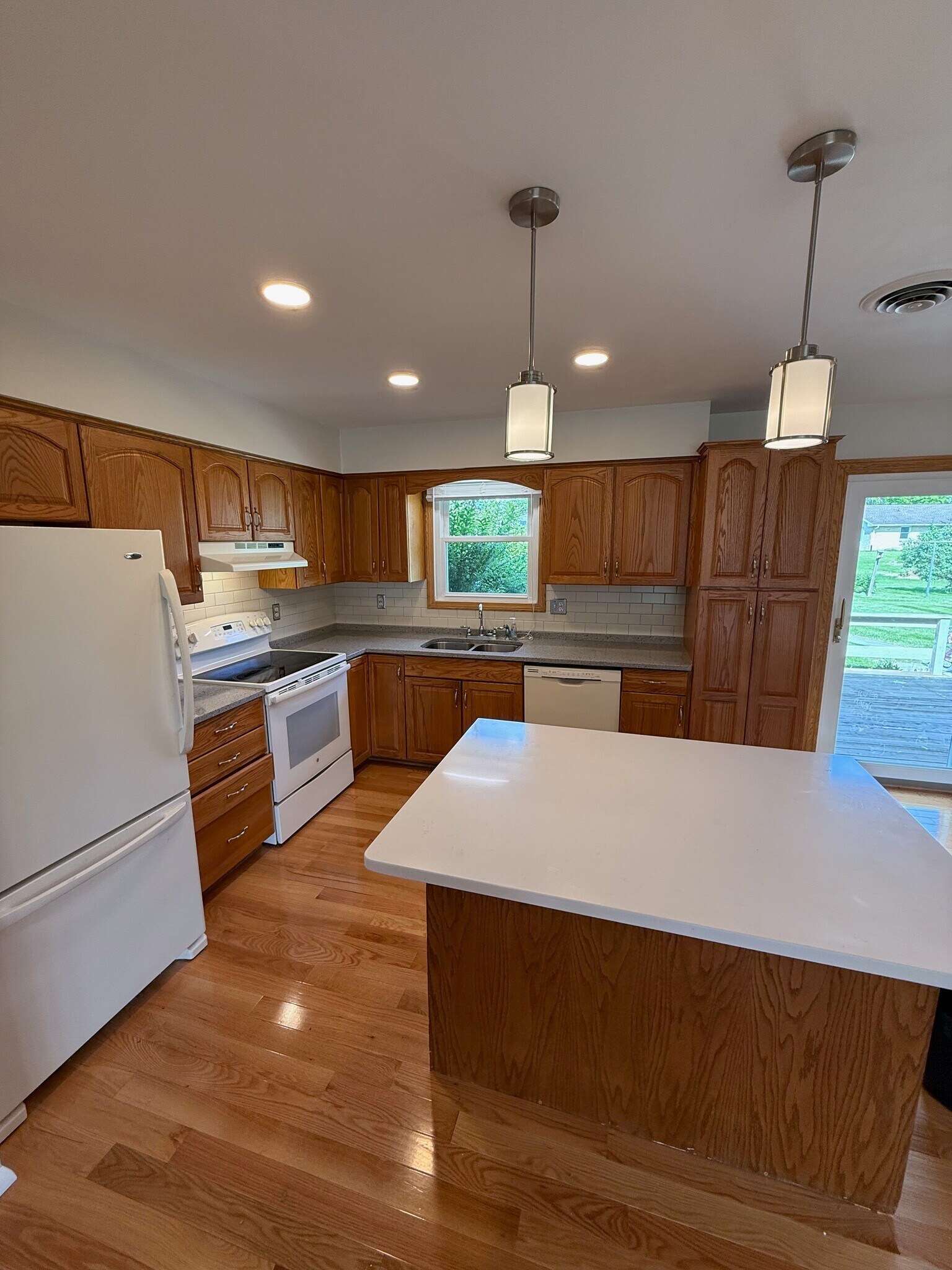 Kitchen - 85 Buckthorn Dr