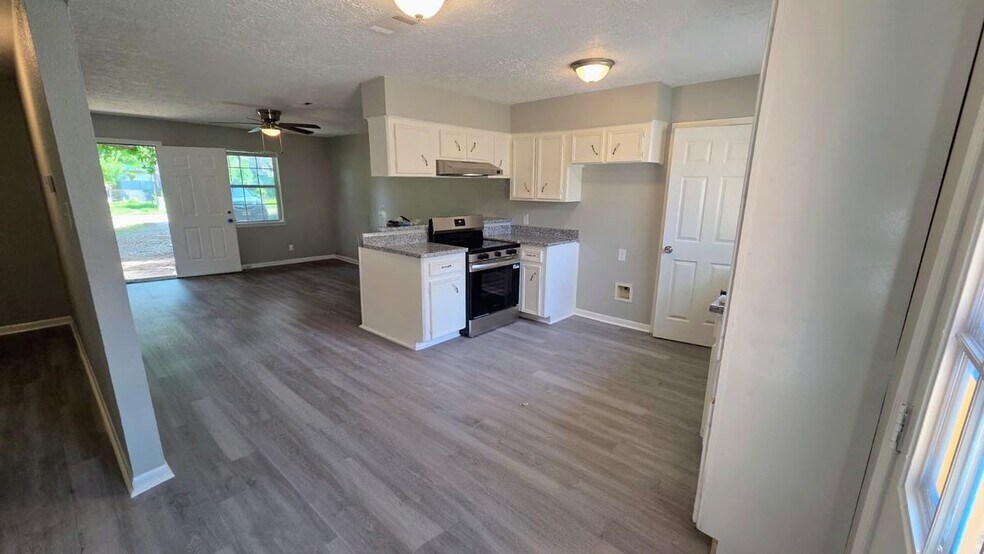 Building Photo - 11823 Stonehedge Dr