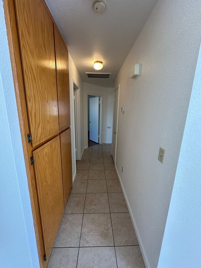 Building Photo - 405 Goldrun Dr