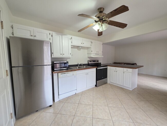 Building Photo - 13 Sailors Way