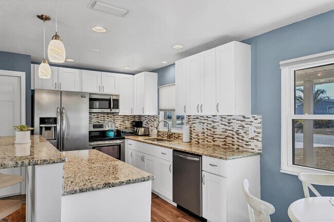 Building Photo - 3425 Fairview Dr