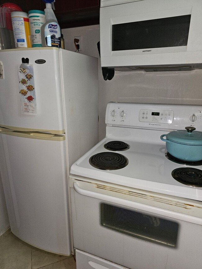 Building Photo - Furnished Studio with Carport & Storage - ...
