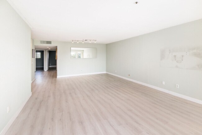 Building Photo - Beautiful Bankers Hill 2 bedroom condo