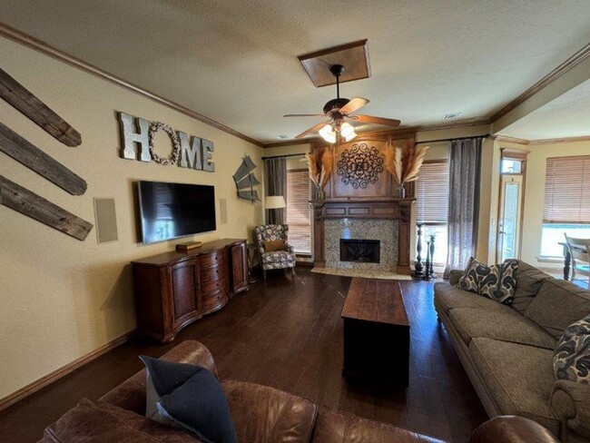 Building Photo - Executive Living in Moore Schools! 3 bedro...