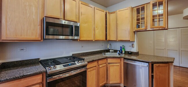 Building Photo - 832 Seward St