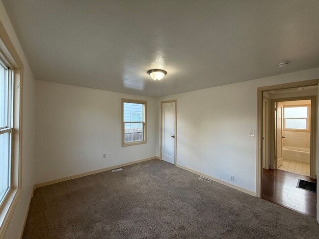 Building Photo - Charming 4 Bed, 2 Bath w/ Garage!