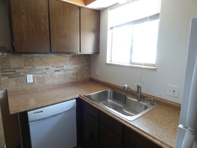 Building Photo - Bright and Clean 2 Bedroom Apartment