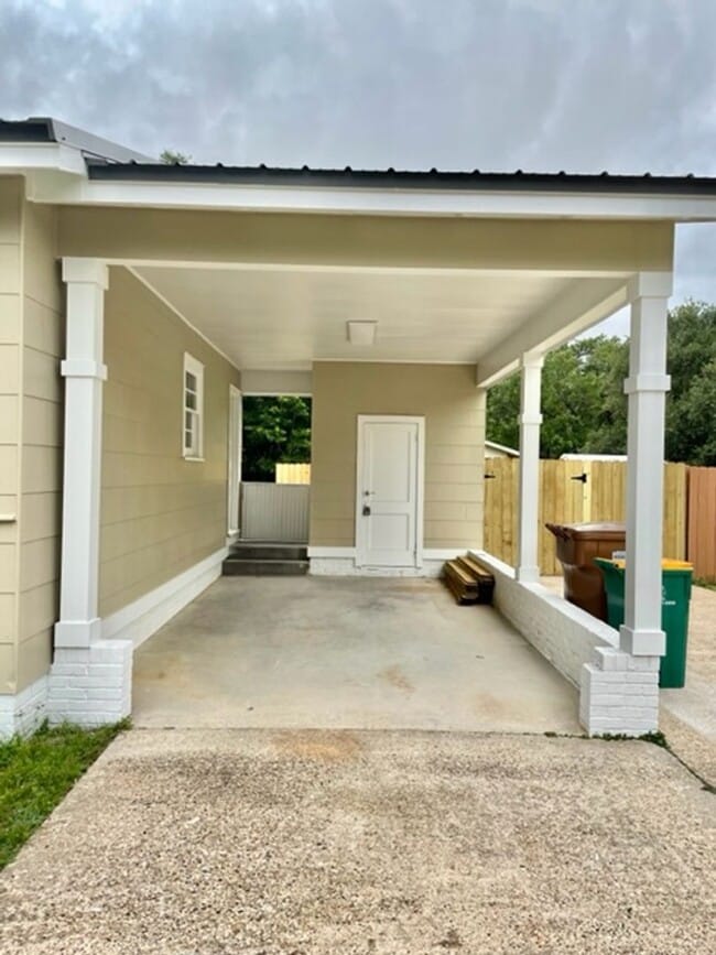 Building Photo - Cute beach bungalow in Biloxi, MS!