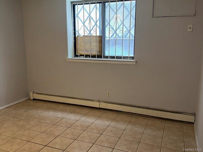 Building Photo - 147-26 Roosevelt Ave