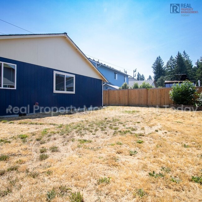 Building Photo - Great 3 bedroom home available NOW Close T...