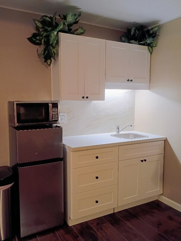 Building Photo - 5070 Fenwood Dr