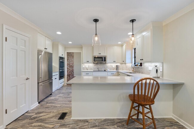 Building Photo - 7 Oak Tree Cir