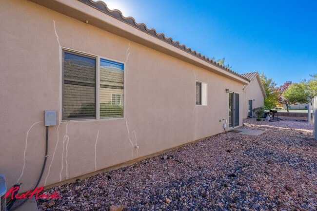 Building Photo - 484 N 2480 W