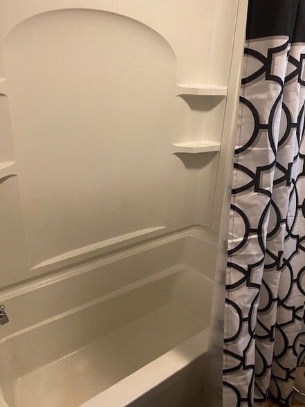 Guest Bathtub - 704 N Dryden Cir